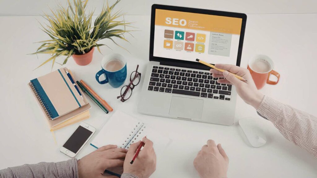 Système Content Engine B2B : Dominer le Référencement et l'IA en 2026 Infographie d'une équipe en réunion présentant le concept de Content Engine B2B avec les piliers SEO, GEO et AEO pour maximiser la visibilité sur Google et les moteurs IA.
