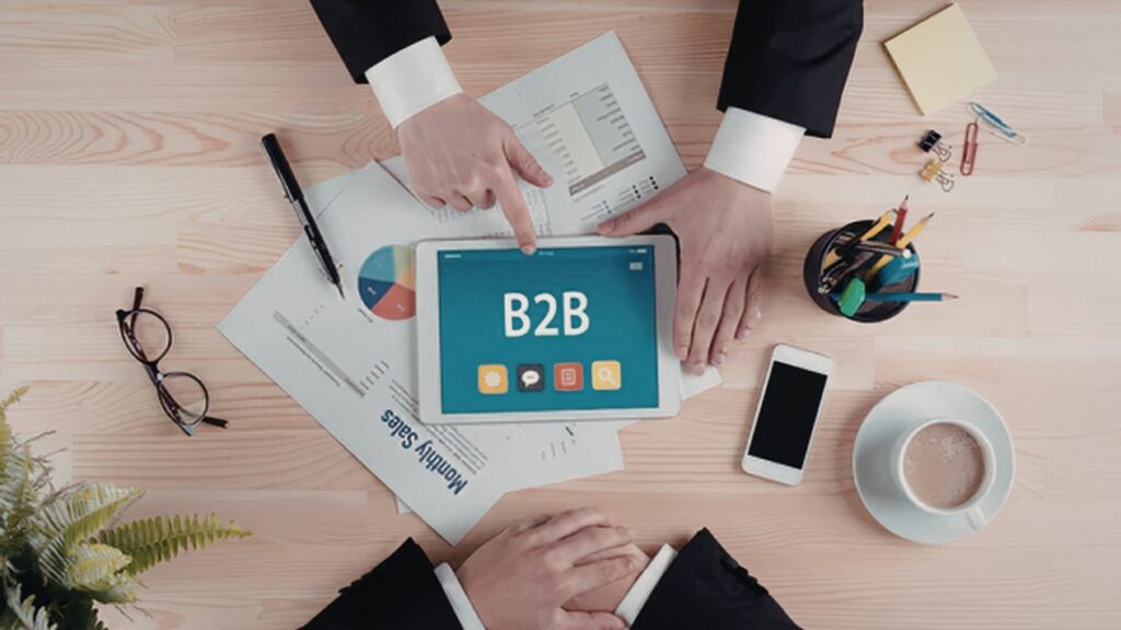 Infographie d'une équipe commerciale analysant une stratégie de prospection commerciale B2B sur un écran futuriste, incluant le ciblage, les séquences multicanales, et l'automation CRM